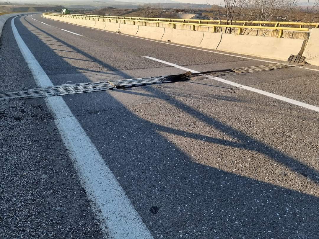 ФОТО: ОПАСНОСТ на автопатот Градско-Неготино! Возете внимателно
