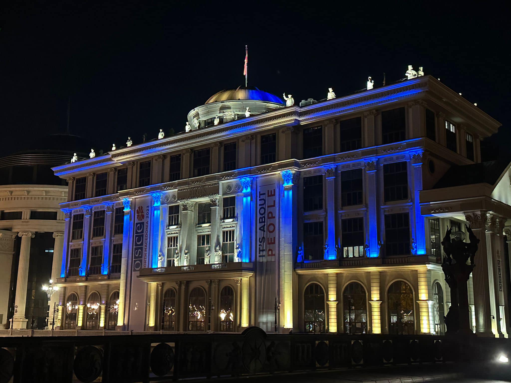 МНР во боите на украинското знаме, знак на солидарност и поддршка