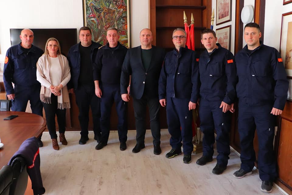 Димитриевски ги награди пожарникарите што помагаа во Турција