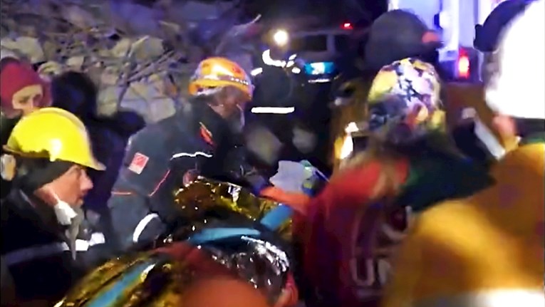ВИДЕО: Вистинско чудо во Турција, жена извлечена жива од урнатините точно една недела по земјотресот