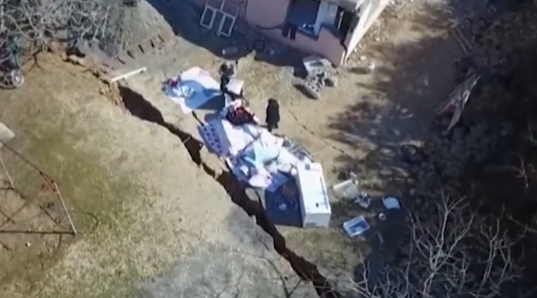 ВИДЕО: Земјотресот буквално преполови село во Турција