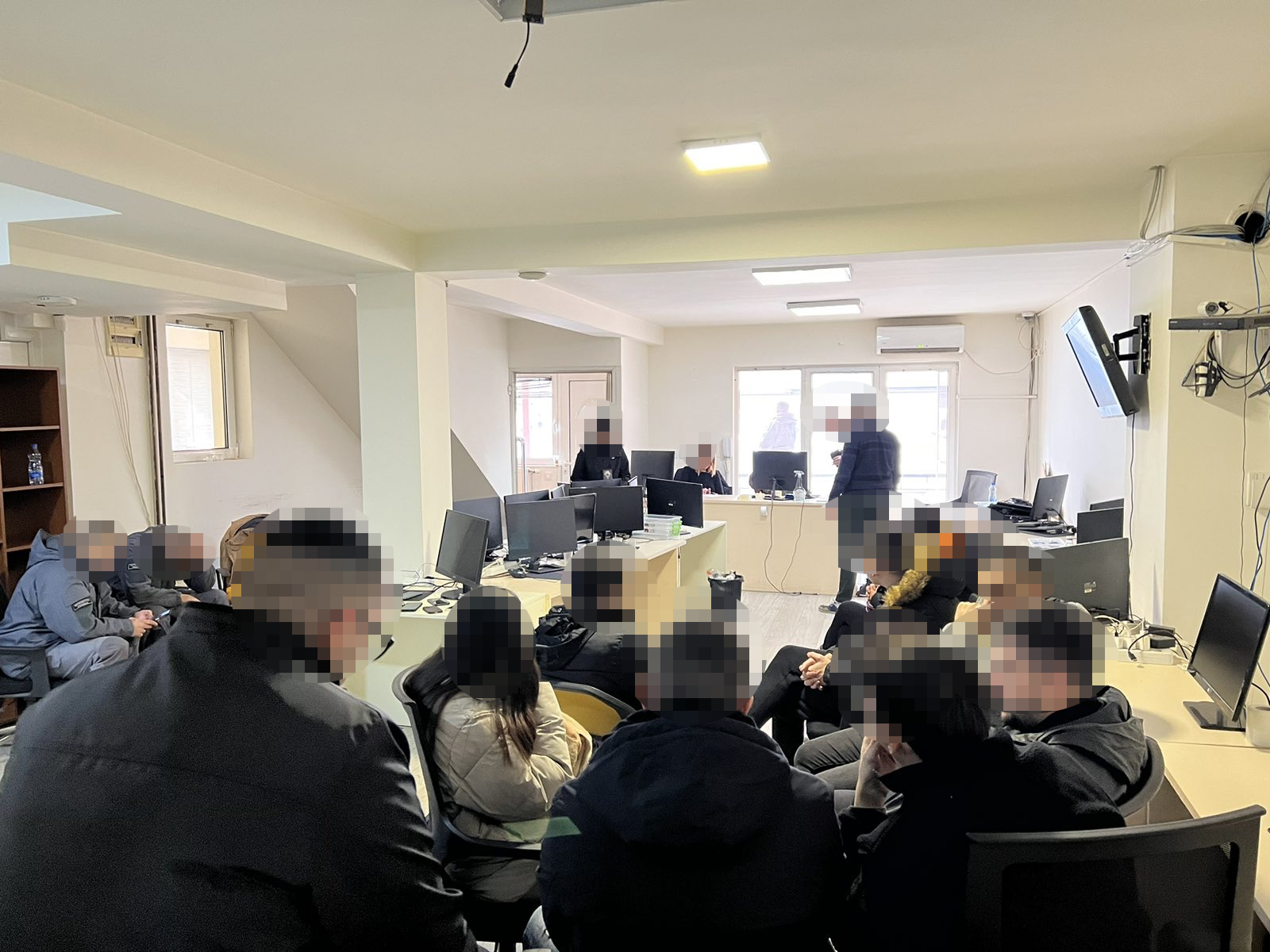 Претрес во два објекти во Скопје – одземени компјутери, над 300 мобилни телефони, СИМ картички и камери…