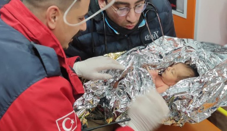 ВИДЕО: Мајка и бебе старо само 10 дена спасени од урнатините по 90 часа