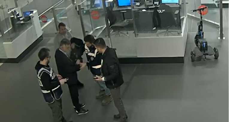 ВИДЕО: Сопственикот на зградата урната во земјотресот е приведен на аеродромот во Истанбул
