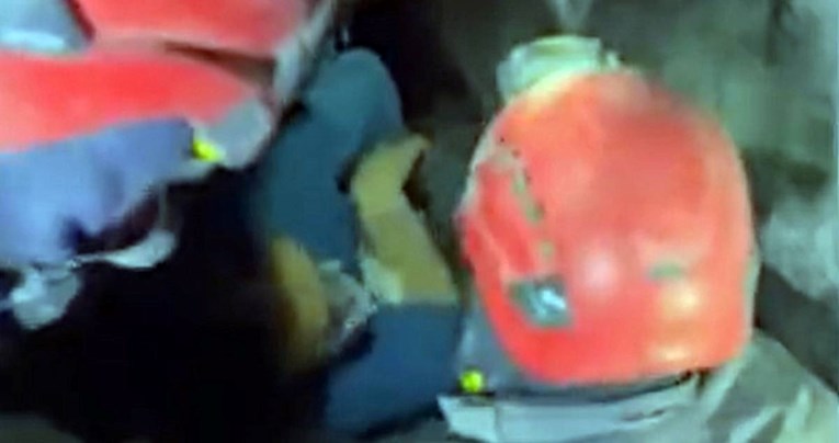 ВИДЕО: Сестри во Турција 100 часа биле под урнатините – спасени се!