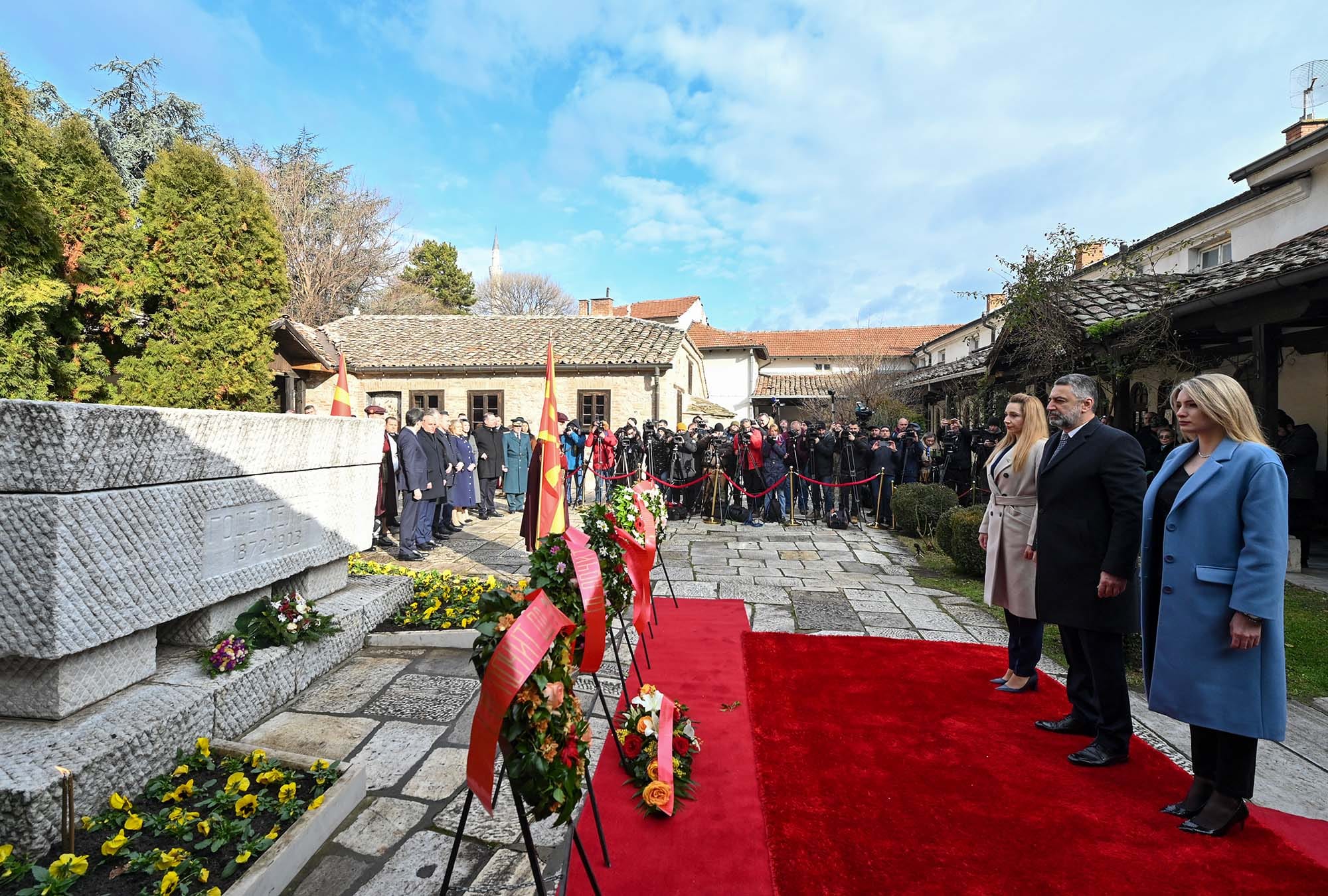 Делегација на СДСМ предводена од Зечевиќ му оддаде почит на македонскиот великан Гоце Делчев