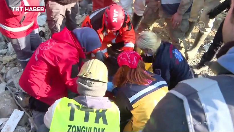 Чудо во Турција: Жена и две деца се спасени од урнатините 228 часа по земјотресот