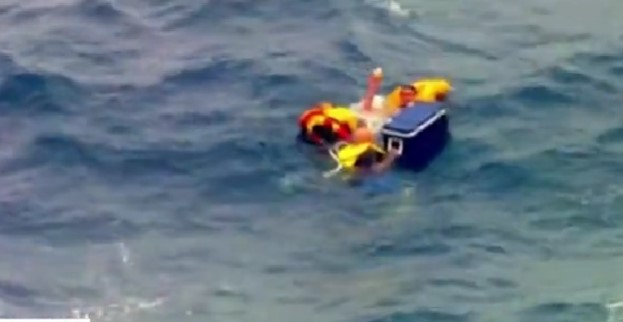 Рибари со часови се држеле за вреќа во морето кај Австралија