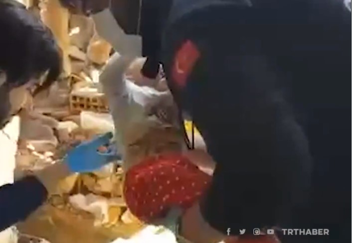 ВИДЕО: Господ е голем, спасувачите повторно со насмевка – спасија 5-месечно бебе по 134 часа поминати под урнатини