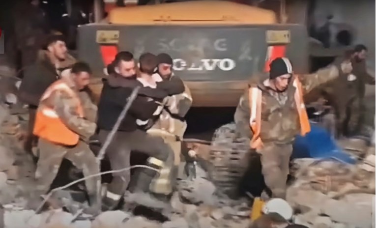 ВИДЕО: Три лица во Сирија спасени по 110 часа под урнатините – меѓу нив мајка и дете