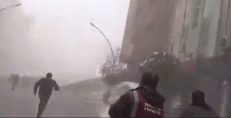 ВИДЕО: Пристигнуваат снимки од новиот земјотрес во Турција, луѓето панично бегаат низ урнатините