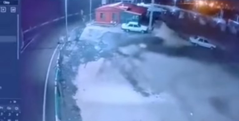 СТРАШНО: Се шири ново видео од моментот на разорниот земјотрес – асфалтот се движи, автомобилите отскокнуваат