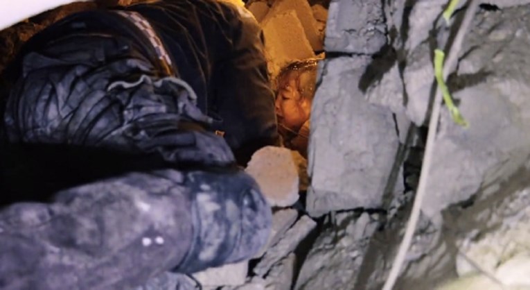 Приказната за девојчето од Сирија: 45 часа била во урнатините покрај мртвата мајка