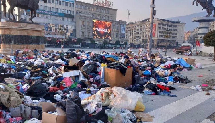 ПУНКТОТ ЗА ХУМАНИТАРНА ПОМОШ СЕ ПРЕТВОРИ ВО ДЕПОНИЈА! Срамни сцени од плоштадот Македонија (ВИДЕО)
