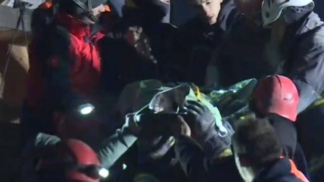 Победа на надежта во 99-тиот час: Уште 1 лице ги преживеа урнатините
