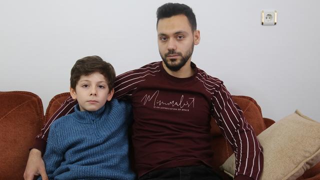 Секој звук што го слушавме над нас не правеше посилни, вели 26-годишниот Мустафа кој бил под урнатините со својот внук