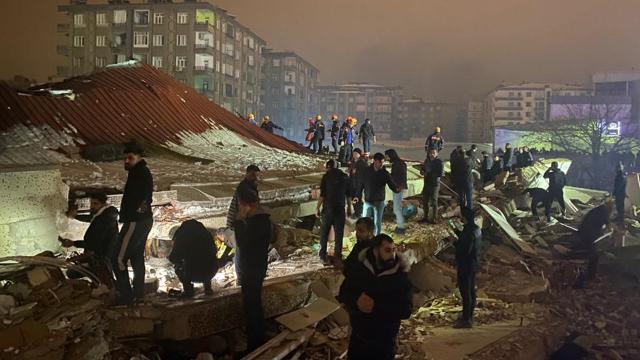 По разорниот од 7,4 степени, регистрирани 42 последователни земјотреси
