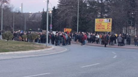 Граѓани попладнево протестираа кај Автокоманда против новите услови во системот на греење