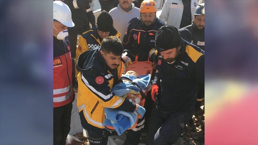 Чудо во Турција: Од под урнатините спасено шестмесечно бебе 82 часа по земјотресите