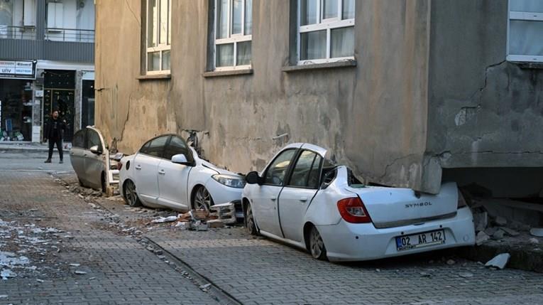 Зграда во Турција „проголта“ автомобили (ФОТО)