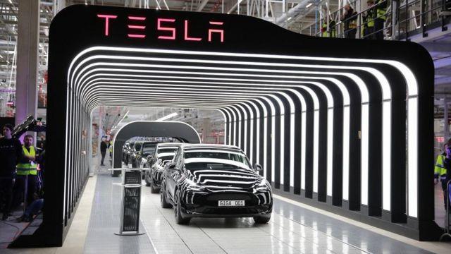 „Тесла“ повлекува 360.000 автомобили со пропусти во самоуправувањето