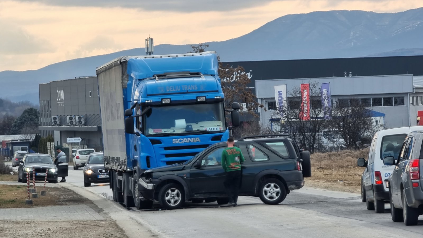 ФОТО: Сообраќајна несреќа на Качанички пат, отежнато движењето