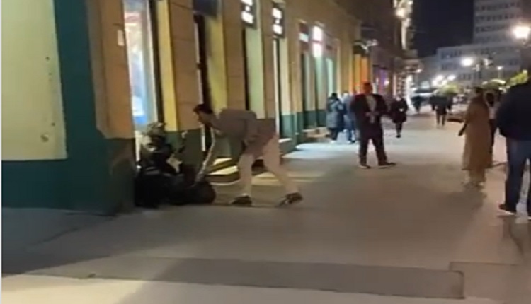 ГО ПОГОДИ ПЕСНАТА Новак Ѓоковиќ награди уличен уметник во Нови Сад (ВИДЕО)
