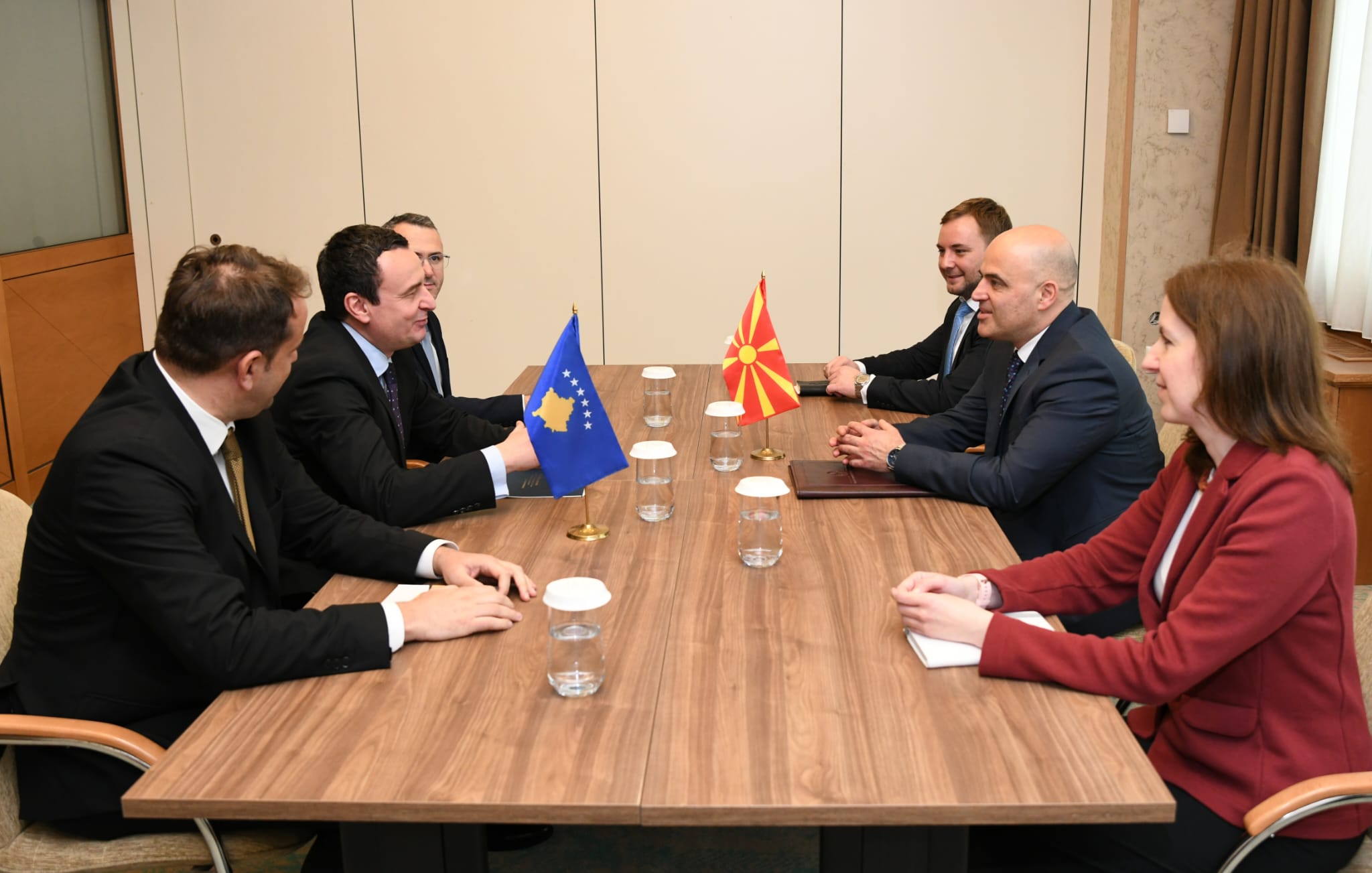 Ковачевски-Курти: Северна Македонија го поздравува ЕУ предлогот за нормализирање на односите Косово-Србија