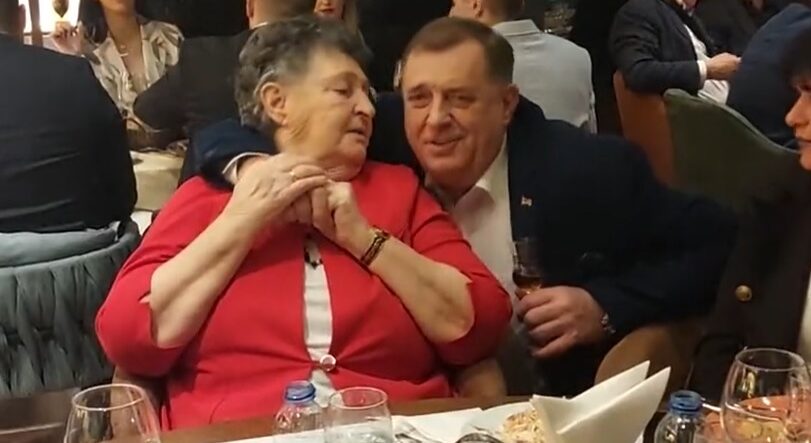 Додик го прослави својот роденден, пеејќи и ја омилената песна на мајка си