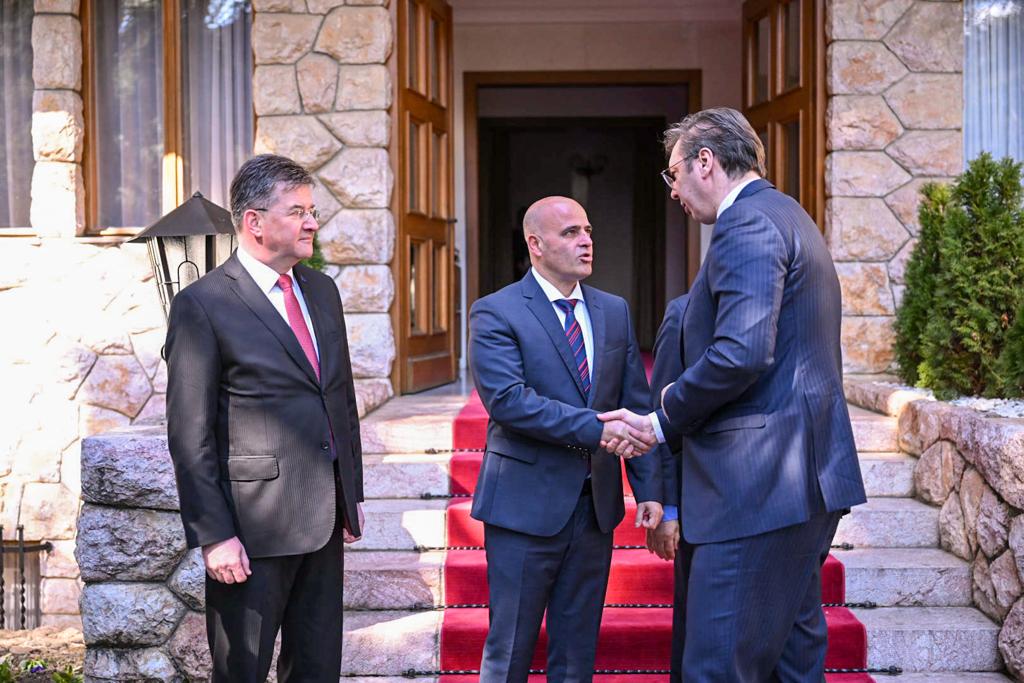Премиерот Ковачевски во Охрид ги пречека делегациите на Србија и Косово пред официјалниот почеток на дијалогот