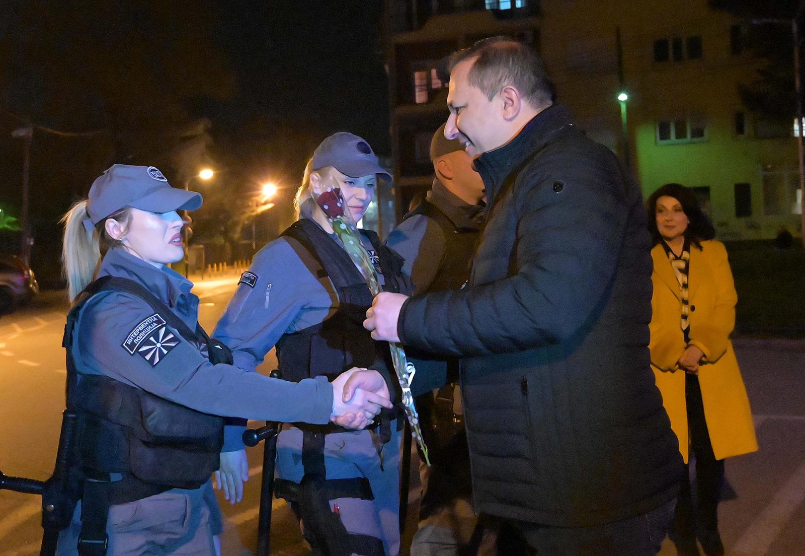 Спасовски и Несторовска на терен заедно со полицијата во скопско Дебар Маало: Континуирано се зголемува бројот на жени на раководни позиции во МВР