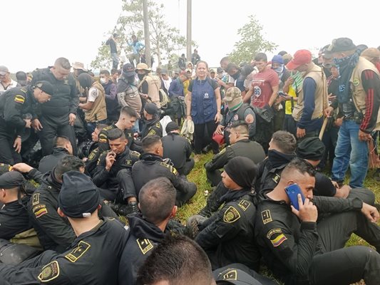 Двајца загинати по протестите против нафтениот гигант во Колумбија, 79 полицајци држени како заложници