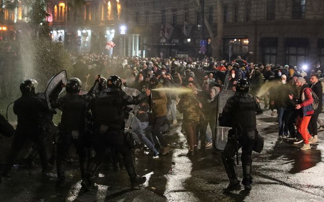 Солзавец и шок бомби во новите судири во главниот град на Грузија