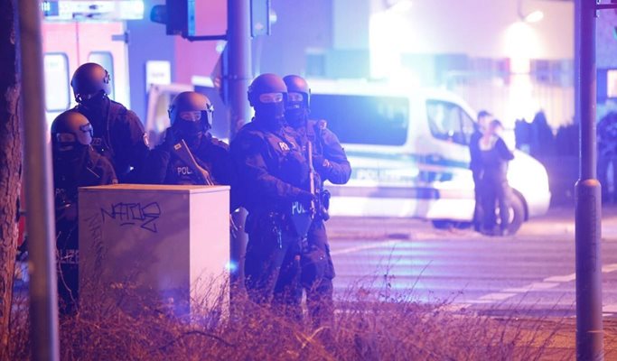 Најмалку 6 загинати и неколку повредени во пукотница во Хамбург, напаѓачите бегаат (Видео)