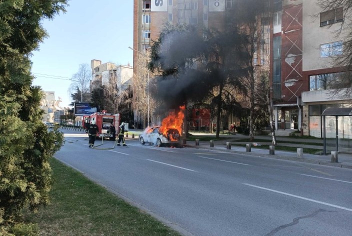 Во центарот на Скопје се запали возило марка „Опел“