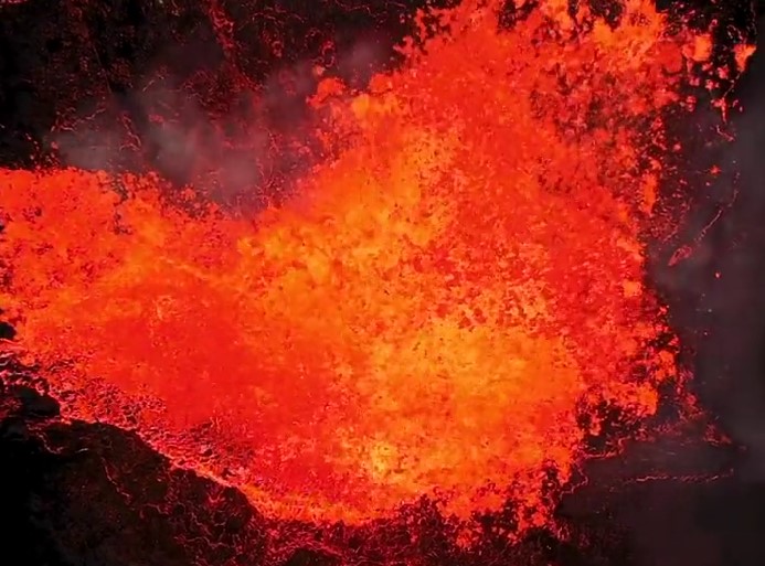 ВИДЕО: Исланѓанец сними ерупција на вулкан со дрон одгоре