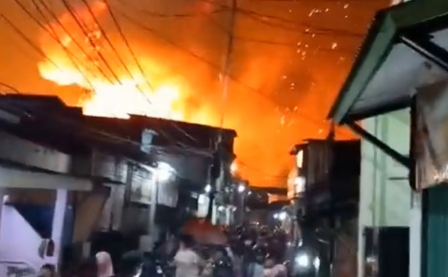 Во Индонезија 14 загинати во пожар во складиште за гориво