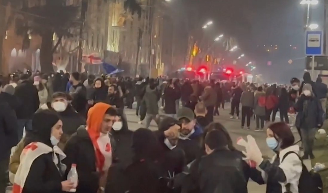 Полицијата во Тбилиси вечерва употреби солзавец за да ги растера демонстрантите од центарот на градот