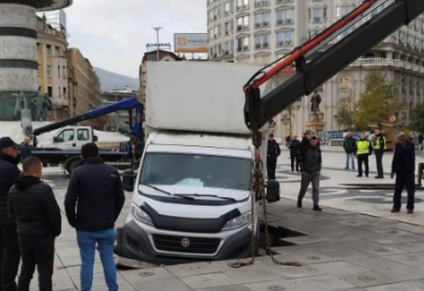 Стара е фотографијата од пропаднатиот камион на плоштадот во Скопје