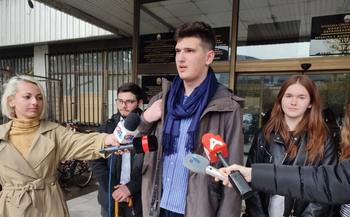 За МОН прифатливи барања на средношколците, освен за поместување на датумот за првиот екстерен испит и ни нуди компромис