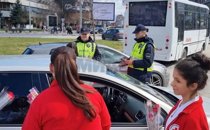 Полицијата делеше подароци, но и совети до жените возачи