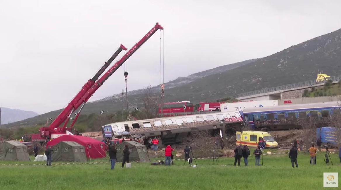 ВИДЕО: Извлечено 6,5-месечно бебе од смачканиот воз во Грција