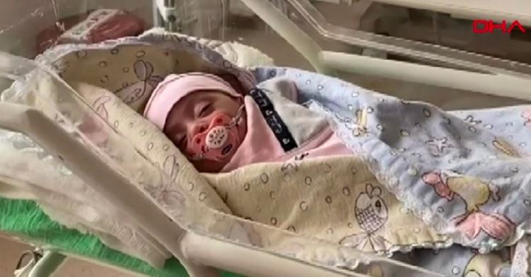 НЕОПИСЛИВА СРЕЌА ПО 26 ДЕНА ТАГА Си го пронашле изгубеното бебе во земјотресот (ВИДЕО)