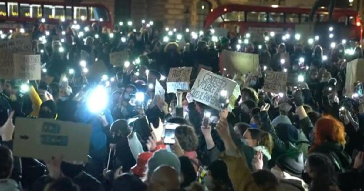 Судири и апсења на демонстрациите на 8 март на централниот плоштад во Истанбул