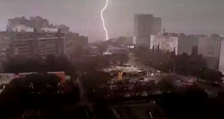 Невреме во Сплит: Два авиони не можеа да слетаат, пренасочени се!