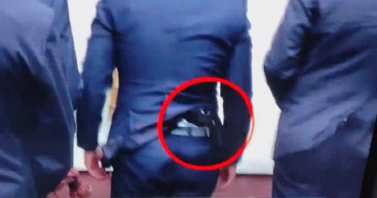 ВИДЕО: Ветерот откри дека полскиот министер носи пиштол