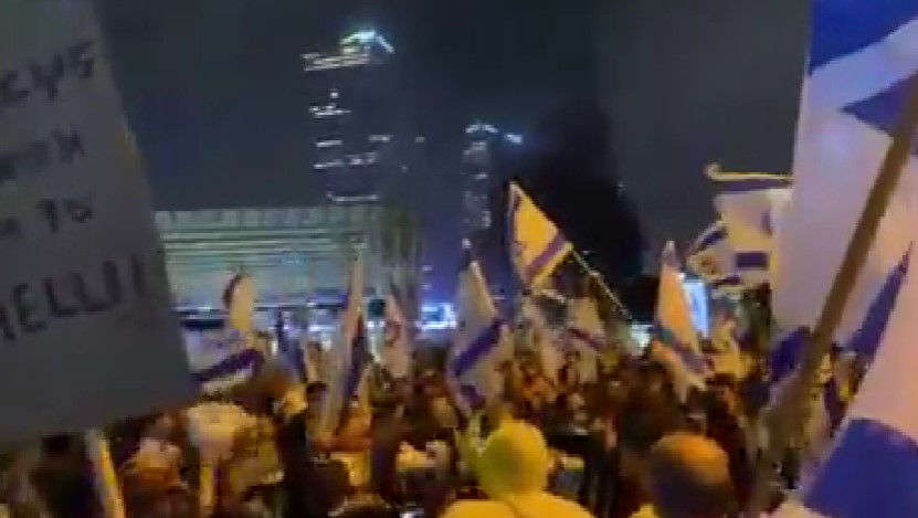Огромни протести по разрешувањето на министерот во Израел: „На работ сме на граѓанска војна“