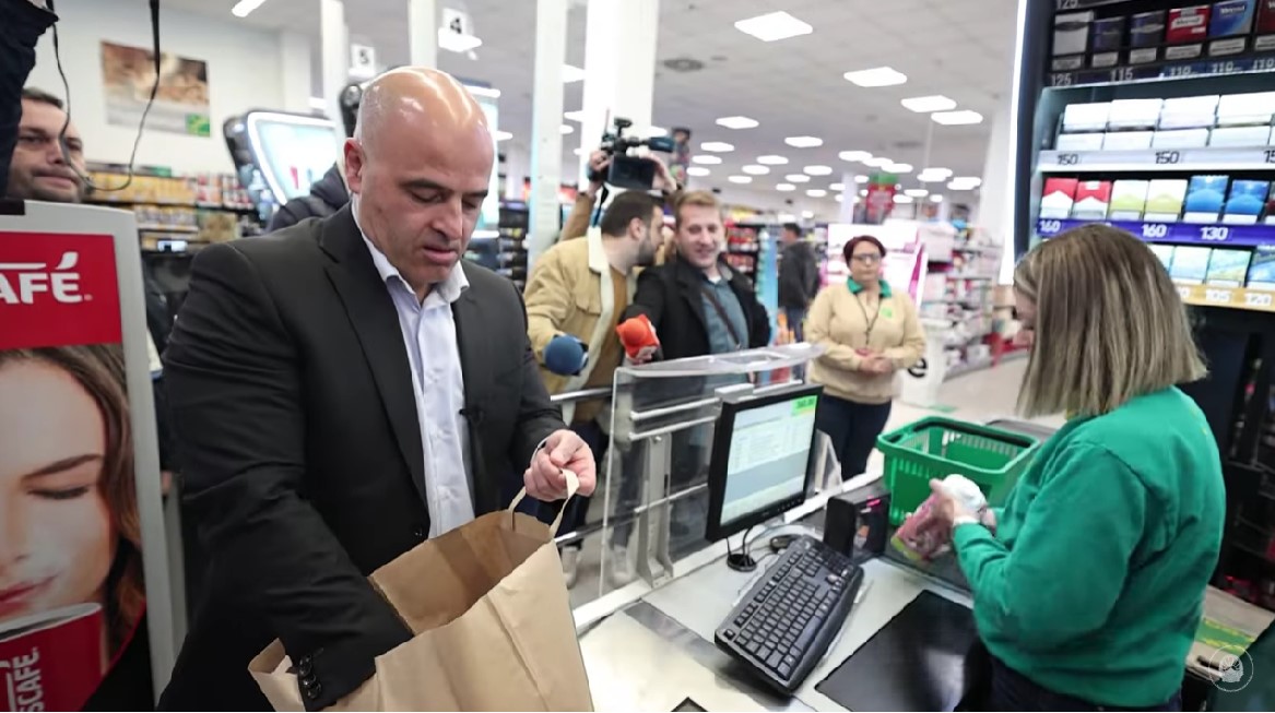 Маркетите ја почитуваат „гарантираната цена“, некои производи намалени до 40 отсто, тврди премиерот
