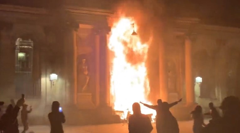 ВИДЕО: Демонстрантите во Франција го запалија градското собрание