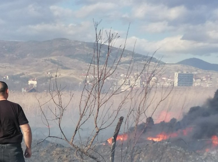 Опасен пожар на стрниште, висока треска и автомобилски гуми во кочанско